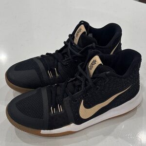 Nike Kyrie 3
Mid Badge of Honor Black Tan Size 7Y